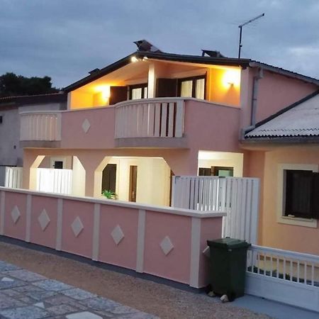 Gizmo Villa Vir Exterior photo