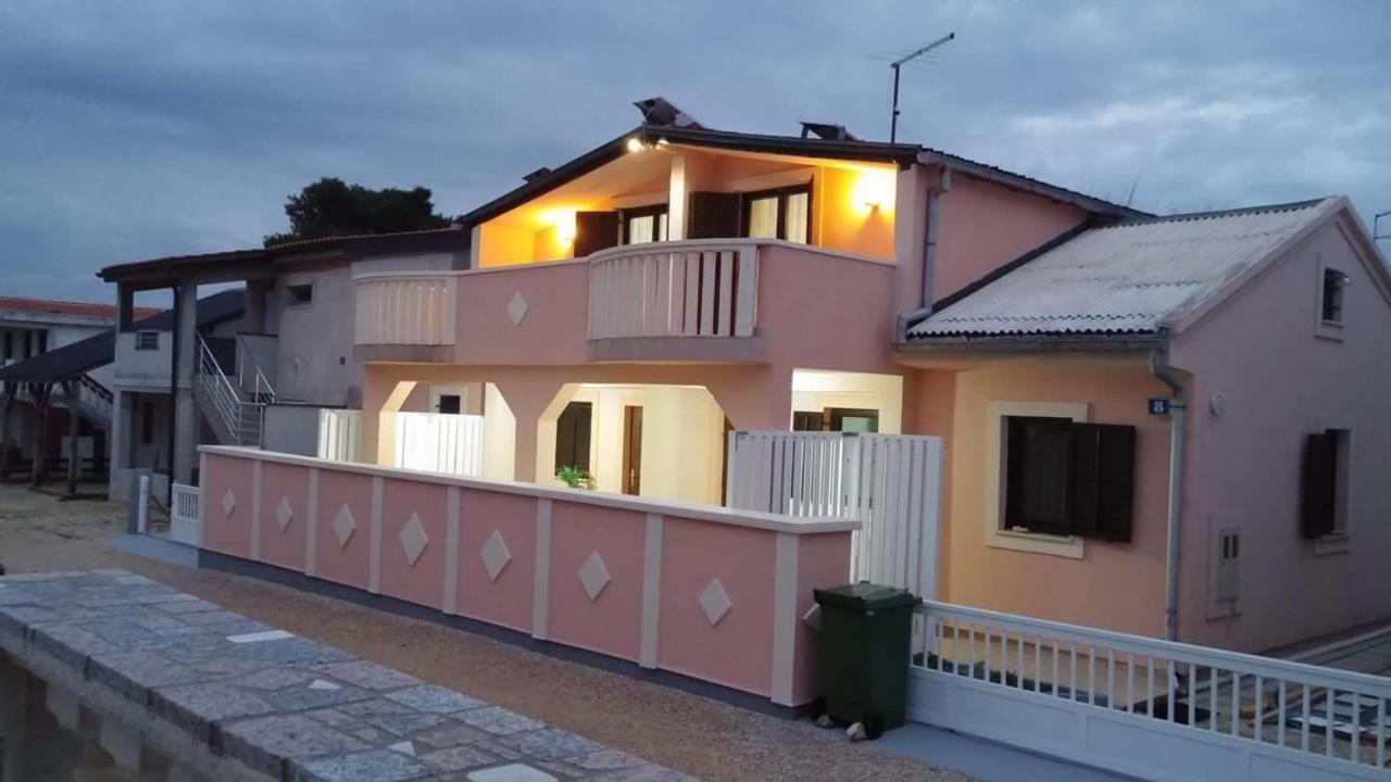 Gizmo Villa Vir Exterior photo